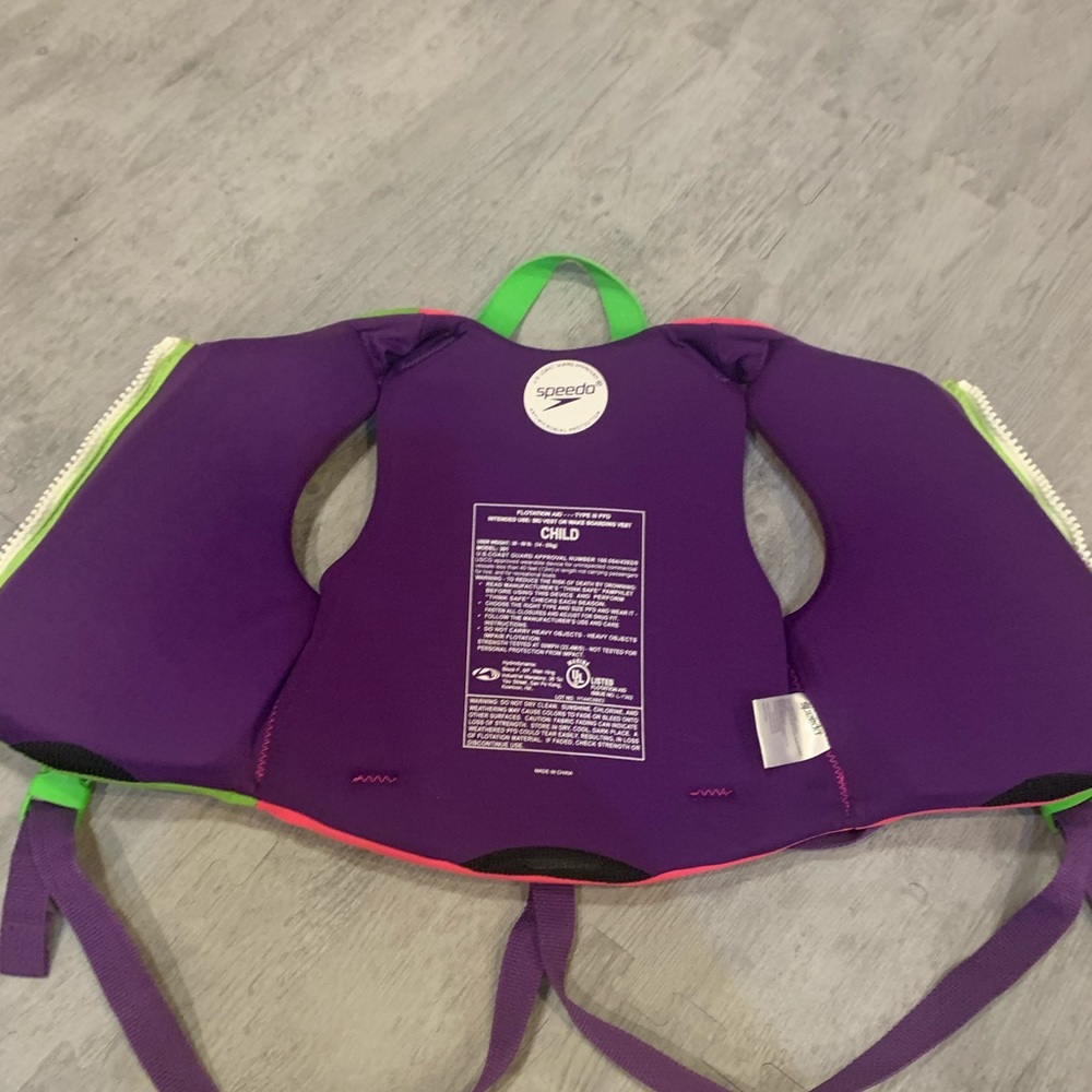 Girl’s Speedo life jacket - Picture 2 of 4